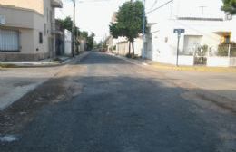 A la espera del reasfaltado, la calle Lagos se deteriora rápidamente